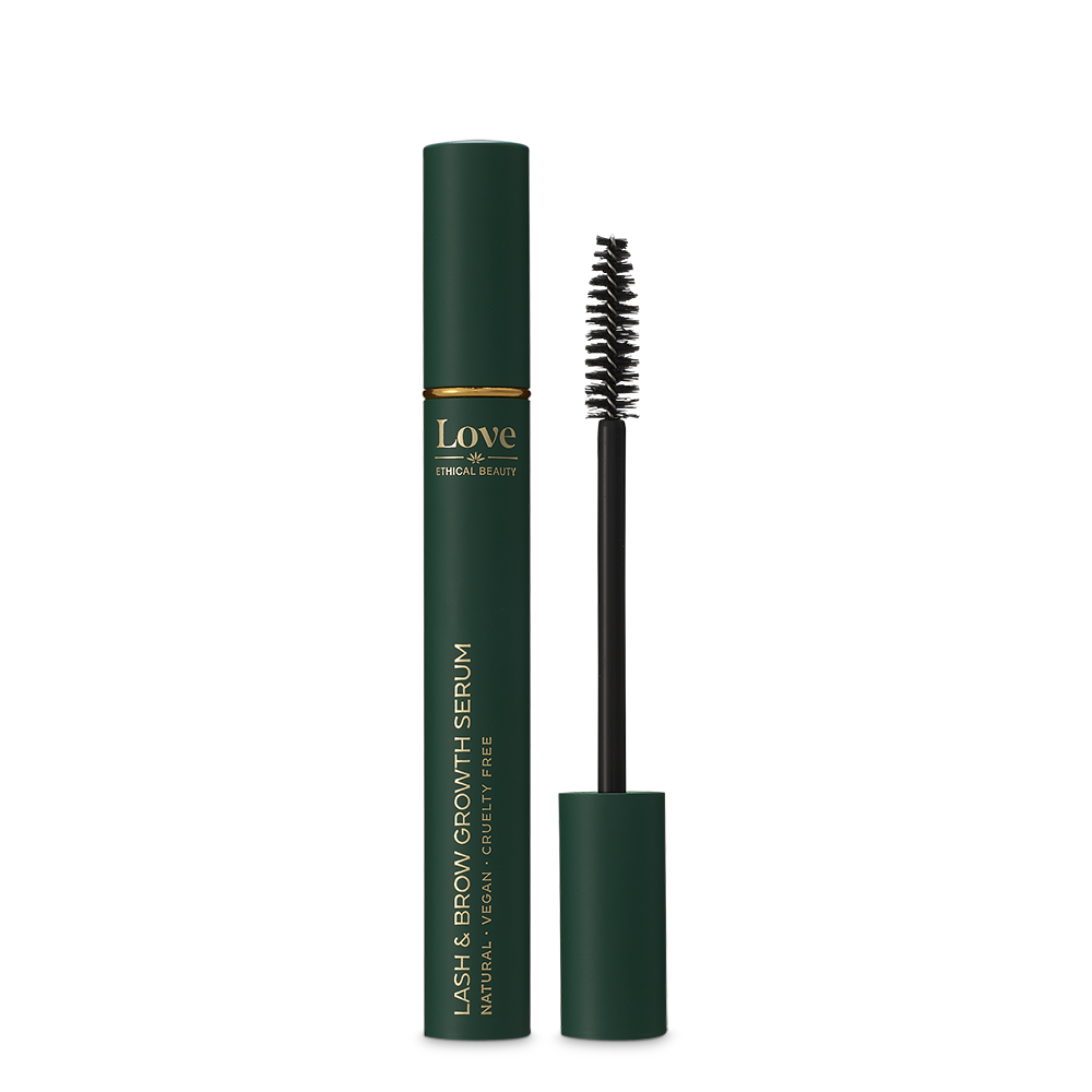 Open tube Lash & Brow Growth Serum van Love Ethical Beauty met zwart borsteltje zichtbaar naast de huls op witte achtergrond