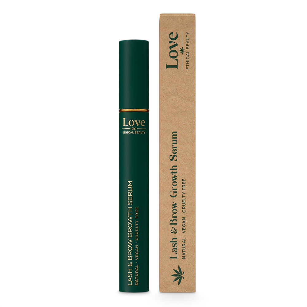Donkergroene tube Lash & Brow Growth Serum van Love Ethical Beauty naast gerecycleerde kartonnen verpakking op witte achtergrond