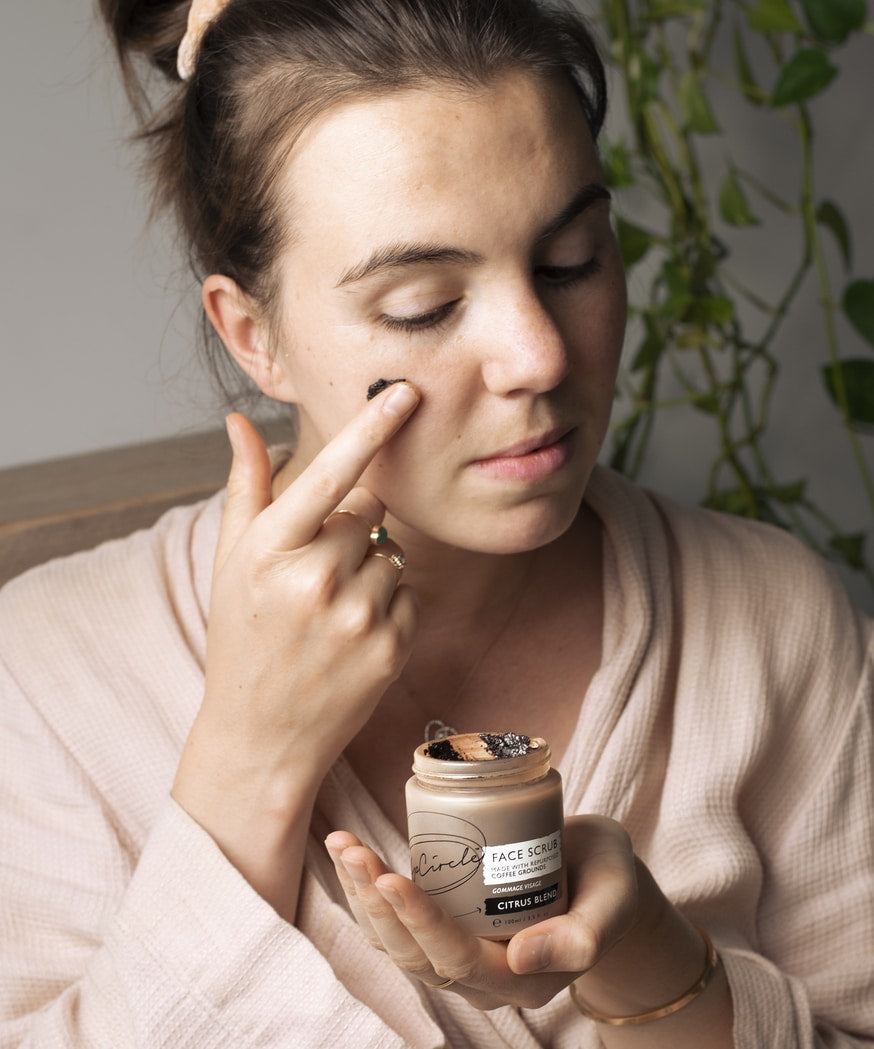 Gommage visage au café pour peau sèche - Mélange d'agrumes - Upcircle Beauty